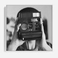Obraz w ramie 50x50 - Mężczyzna za Aparatem - czarno białe zdjęcie, portret - rama biała