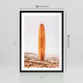 Plakat w ramie 50x70 - Deska w Piasku: Gotowa na Fale - plaża, pomarańczowa deska surfingowa wbita w piasek - rama czarna
