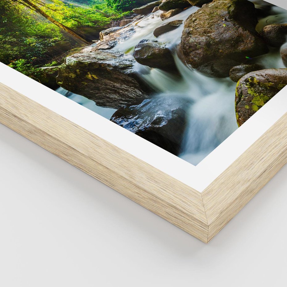 Plakat w ramie 30x40 - Idylliczny strumyk w urokliwym lesie - strumyk, las - rama drewno