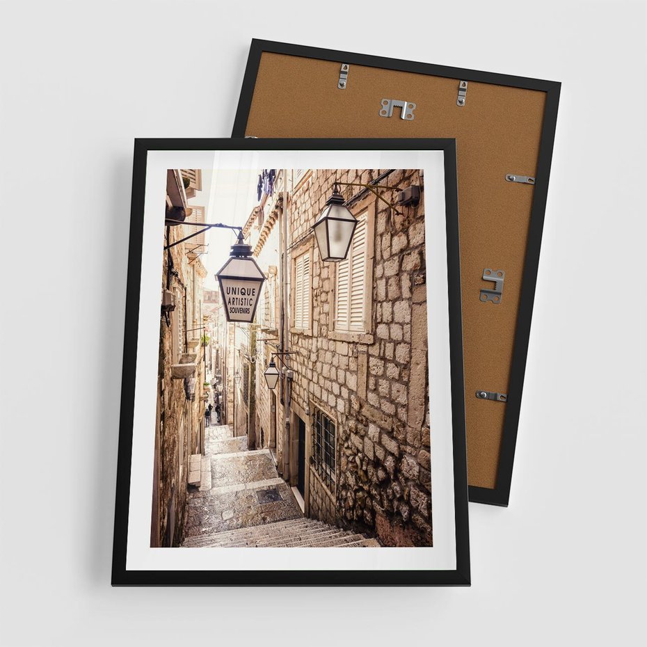 Plakat w ramie 50x70 - mistyczna podróż - uliczka, perspektywa - rama czarna