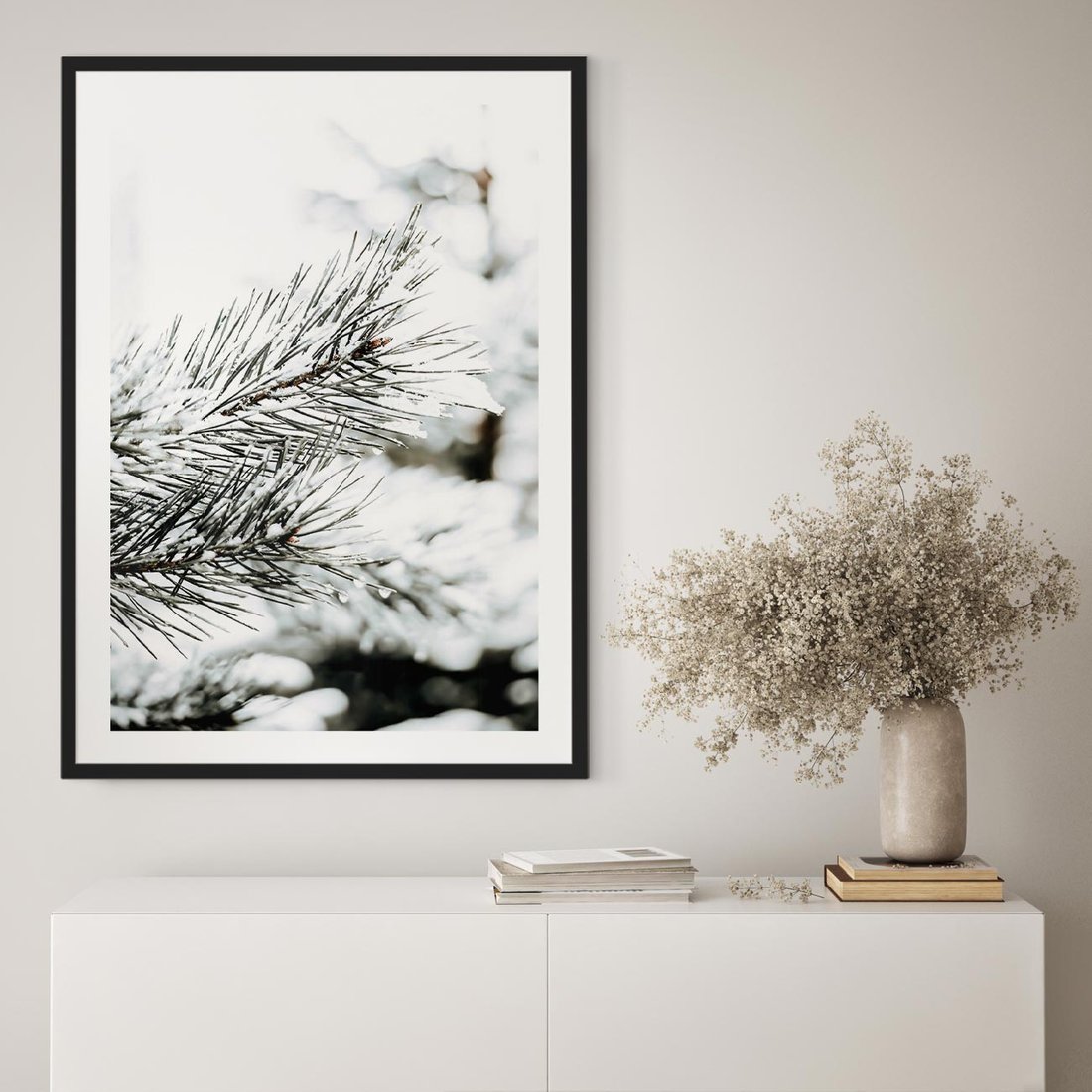 Plakat w ramie 40x50 - Chwila Zimowej Magii - iglasta gałązka, śnieg - rama czarna