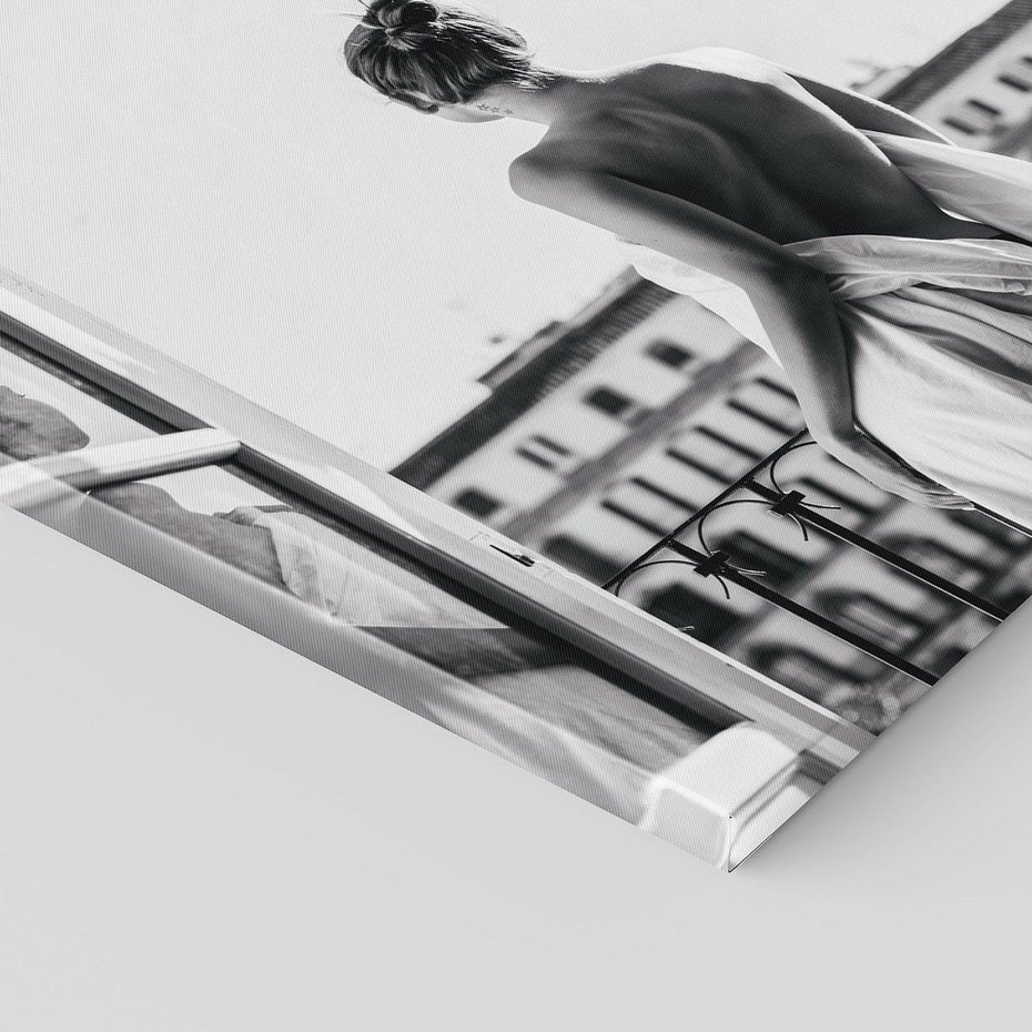 Obraz na płótnie 80x80 - Poranki w Paryżu - czarno białe zdjęcie, kobieta w prześcieradle na balkonie