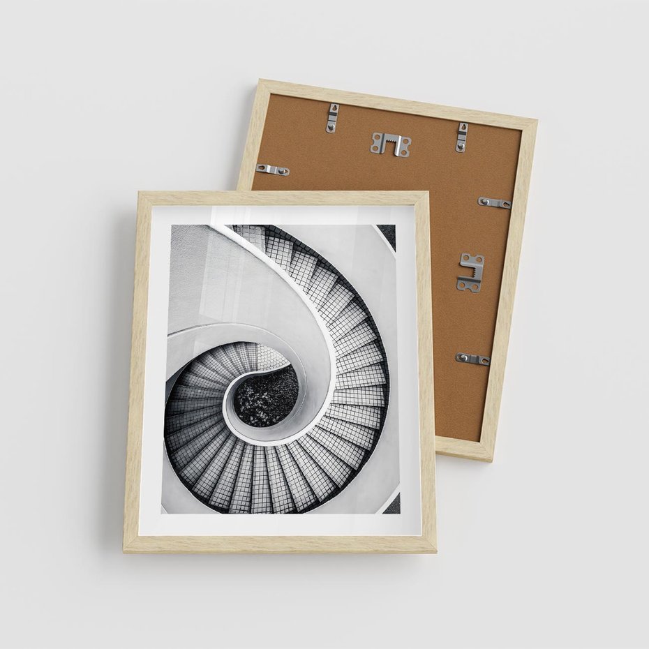 Plakat w ramie 40x50 - Nowoczesne Schody: Kręcone Piękno - nowoczesna architektura, kręcone schody - rama drewno