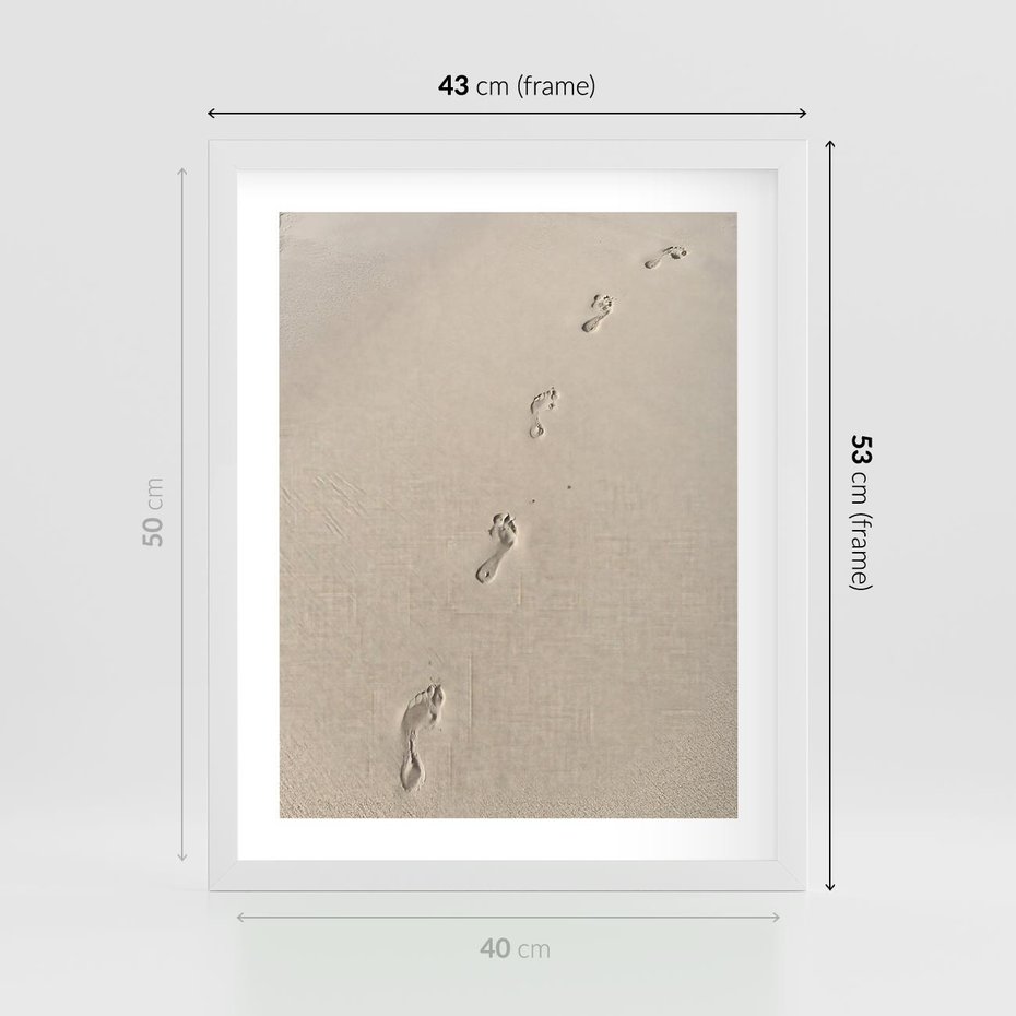 Plakat w ramie 40x50 - Ślady na Złocistym Piasku - piasek, ślady stóp na piasku - rama biała