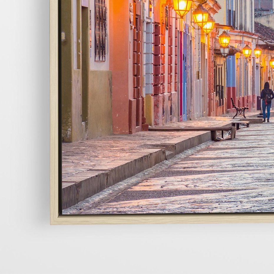Obraz w ramie 80x80 - W stronę marzycielskich horyzontów - włoska uliczka, wieczór - rama drewno