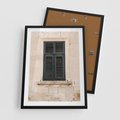 Plakat w ramie 50x70 - Urok Starego Okna z Zielonymi Okiennicami - stare okno, kamienica - rama czarna