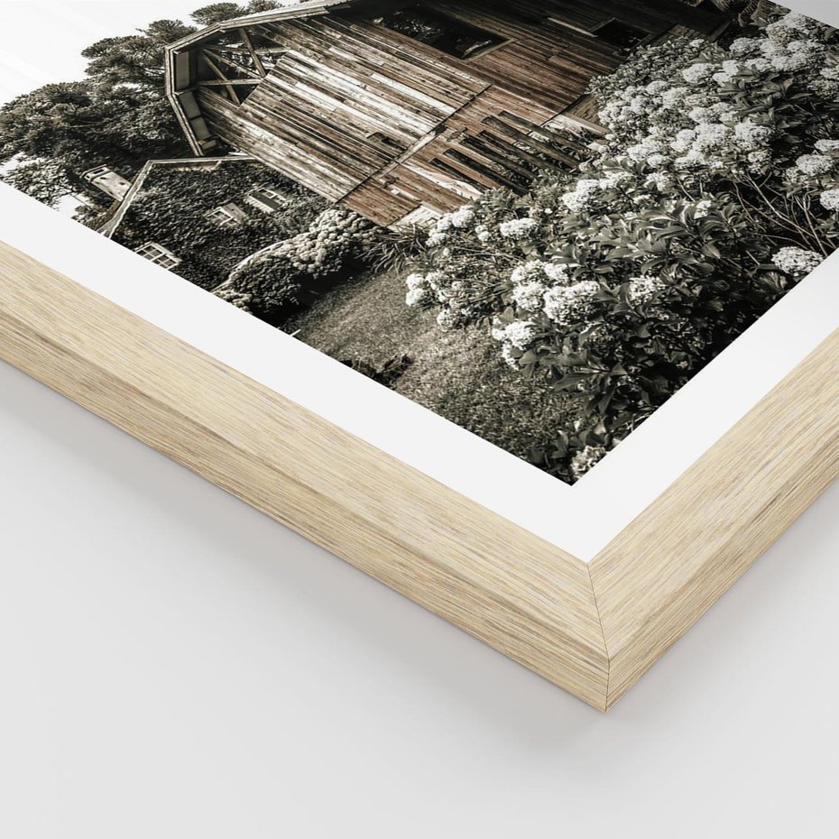 Plakat w ramie 50x70 - Oaza Uroku: Drewniana Chatka i Ogród - domek, ogród - rama drewno