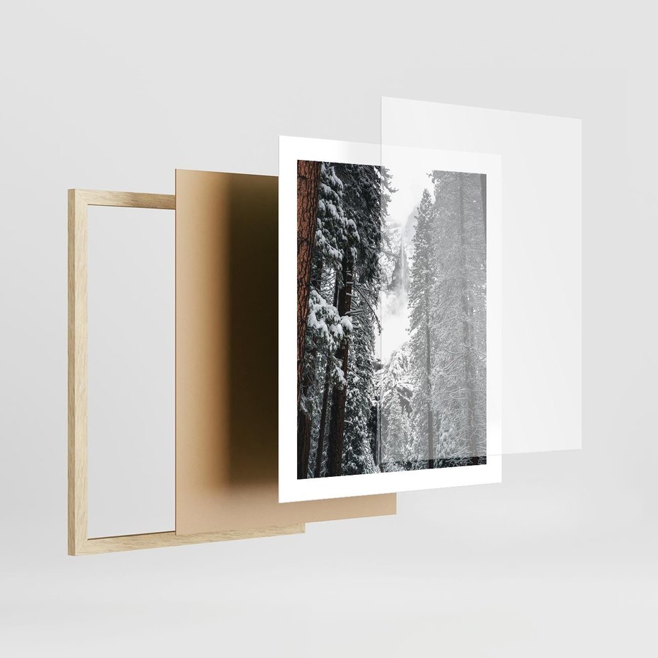 Plakat w ramie 40x50 - Cicha Magia Zimowego Lasu - zimowy las, ośnieżone drzewa - rama drewno