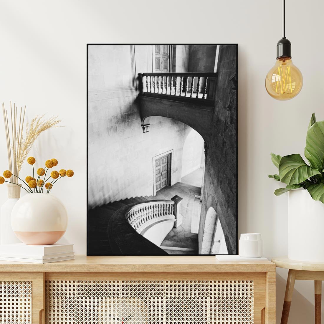 Obraz w ramie 70x100 - Po Schodach w Dół - czarno białą fotgrafia, zakręcone schody w starek kamienicy - rama czarna