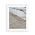 Plakat w ramie 40x50 - Brzeg Morza: Malownicza Plaża i Fale - morze, plaża - rama biała
