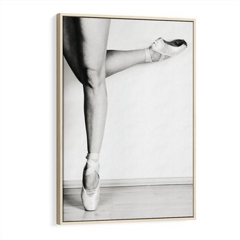 Obraz w ramie 80x120 - Tańcząca Delikatność - artystyczne zdjęcie, odcienie szarości - rama drewno