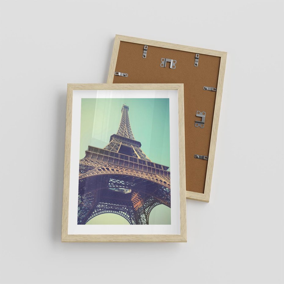 Plakat w ramie 30x40 - Wieża Eiffla w czarno-białej odsłonie - Eiffla, Paryż - rama drewno