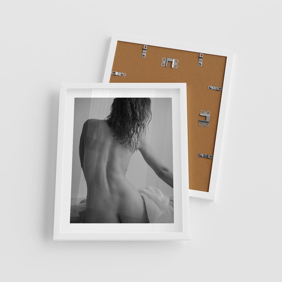 Plakat w ramie 40x50 - Piękno o Poranku - czarno biała fotografia, akt kobiecy - rama biała