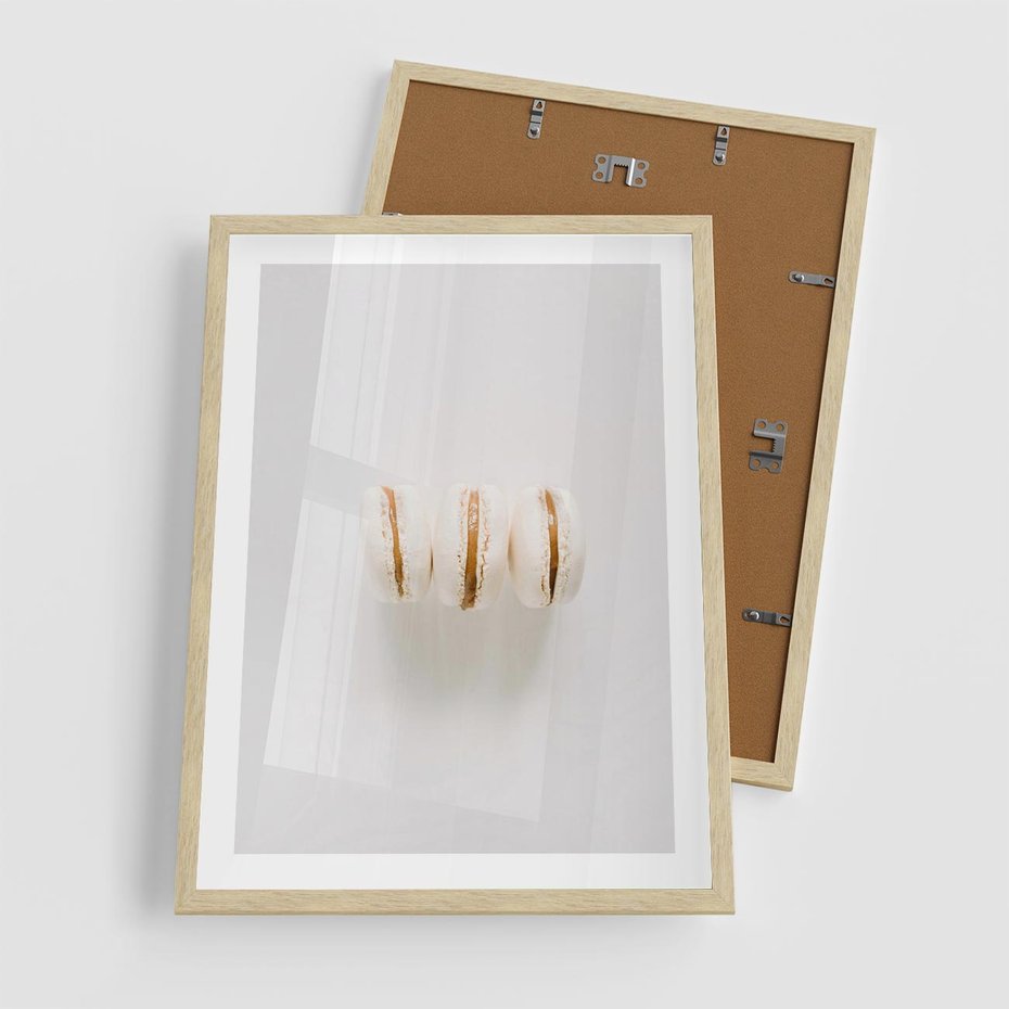 Plakat w ramie 50x70 - Delikatność w Bieli - białe ciateczka. makaroniki, minimalistyczne zdjęcie - rama drewno