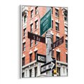 Obraz w ramie 80x120 - Namiastka wielkiego miasta - Nowy Jork, drogowskaz - rama biała
