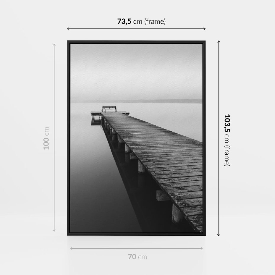 Obraz w ramie 70x100 - Mglista Perspektywa - czarno biała fotografia, drewniany pomost na jeziorze - rama czarna