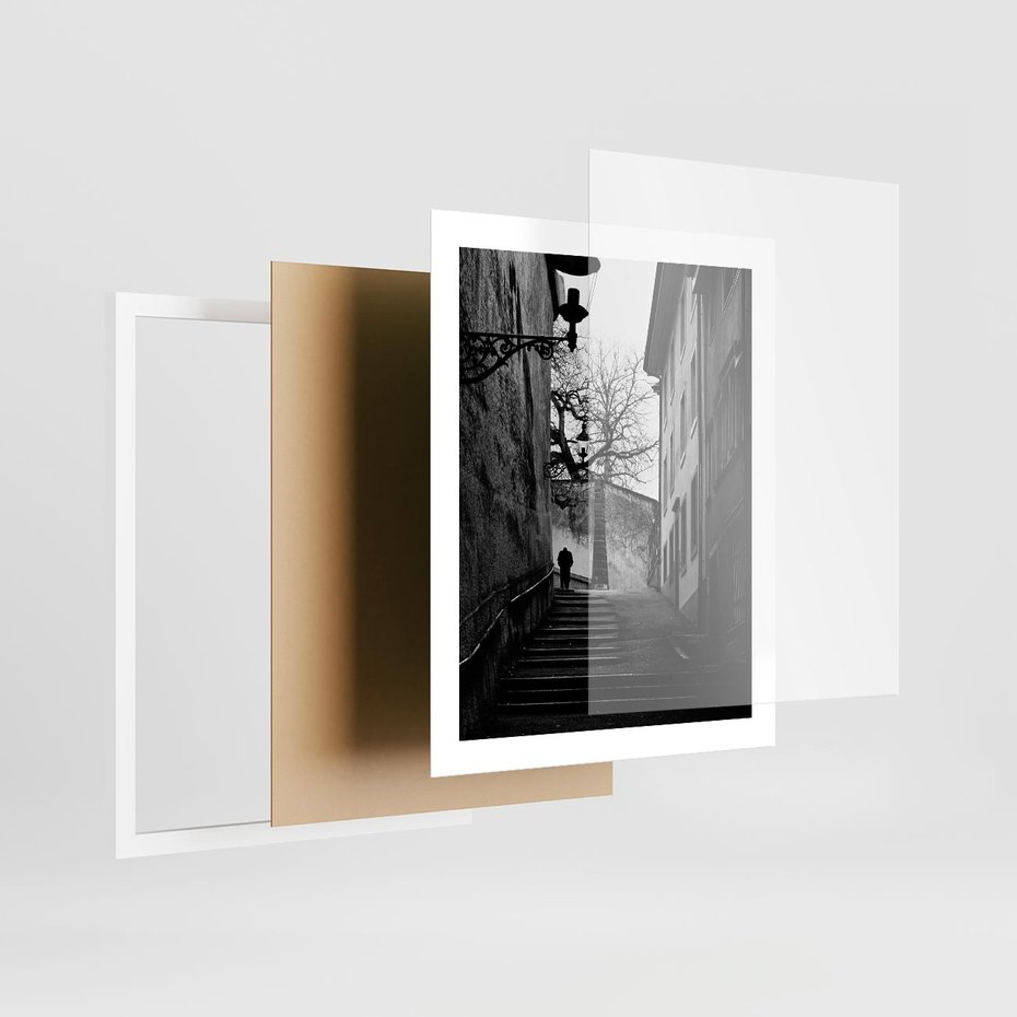 Plakat w ramie 40x50 - Ukryta Uliczka - czarno białe zdjęcie, schody - rama biała