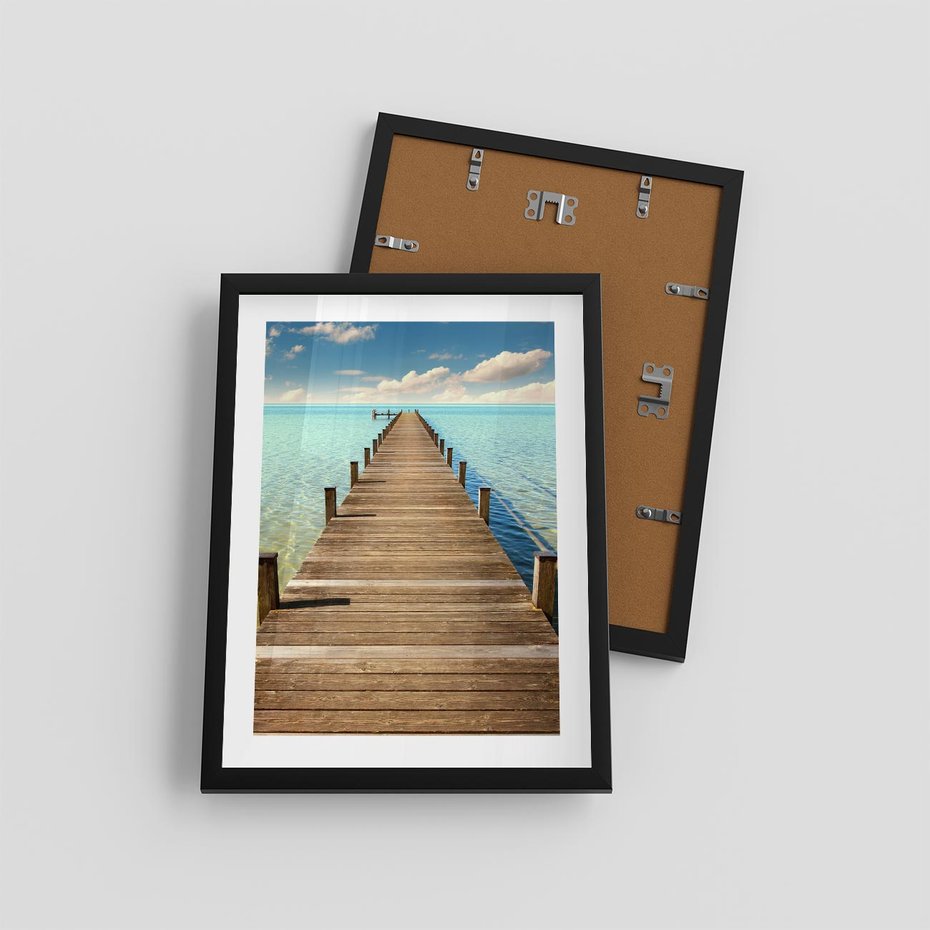 Plakat w ramie 30x40 - Pomost nad morską przestrzenią - pomost, morze - rama czarna