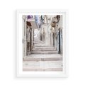 Plakat w ramie 50x70 - Urokliwa uliczka w perspektywie - uliczka, perspektywa - rama biała
