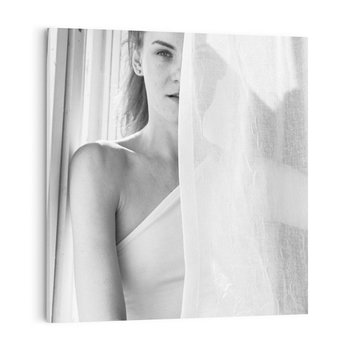 Obraz na płótnie 70x70 - Za Firanką - czarno białe zdjecie, piękny portret eterycznej kobiety