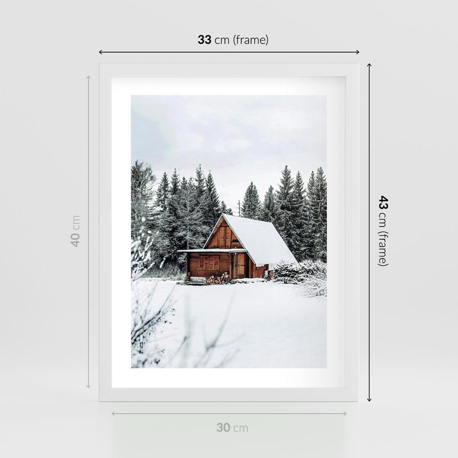 Plakat w ramie 30x40 - Ujęcie zimy w Górach - domek w górach w zimie, śnieg - rama biała
