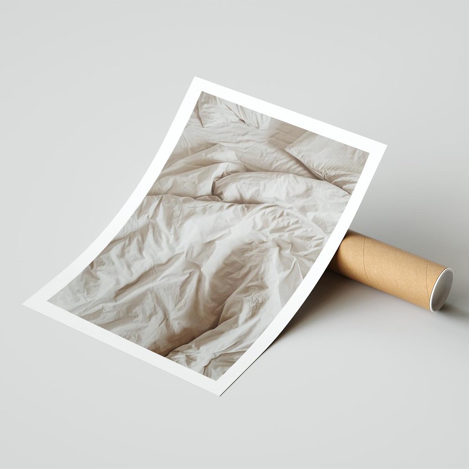 Plakat bez ramy 30x40 - Spokojna Noc - biała pościel, zdjęcie do sypialni