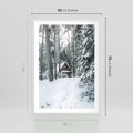 Plakat w ramie 50x70 - Spokój Zimowej Przygody w Lesie - domek w górach w lesie, zima - rama biała