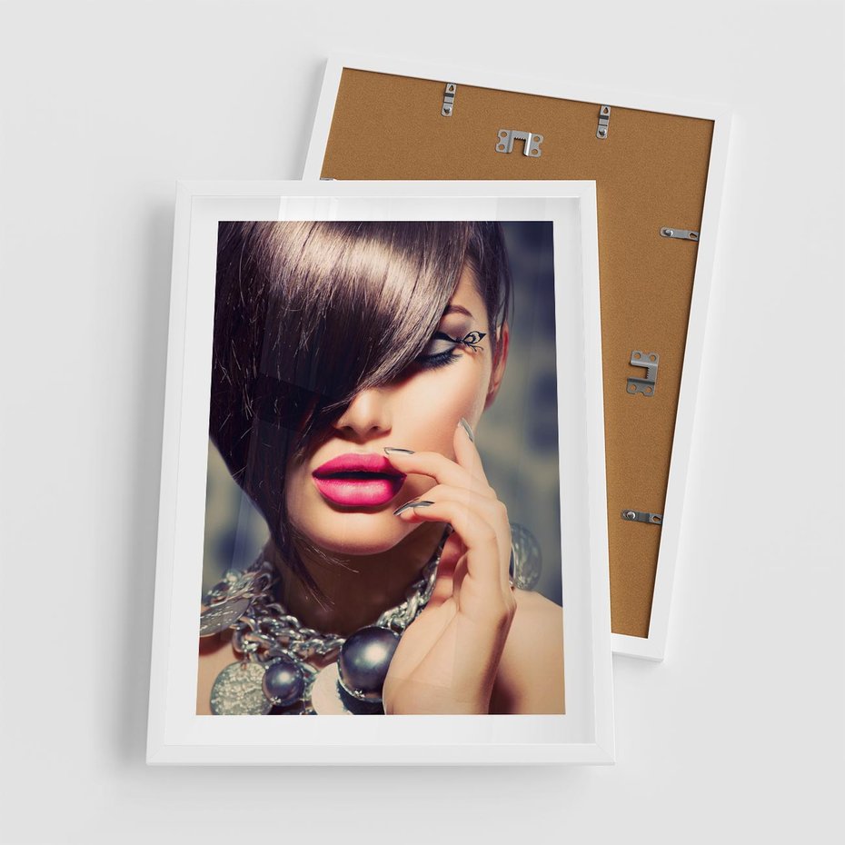 Plakat w ramie 50x70 - Kobiecy urok w makijażu i fryzurze - makijaż, fryzura - rama biała