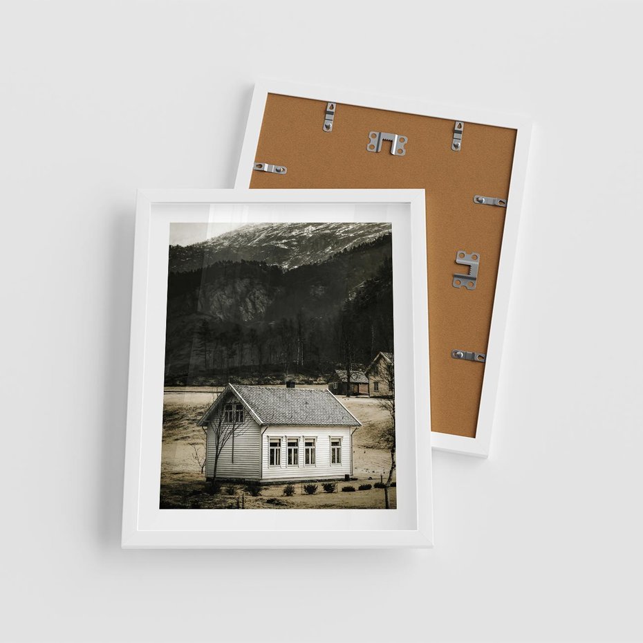 Plakat w ramie 40x50 - Ciepło i Urok Górskiego Domku - domek w górach, sepia - rama biała