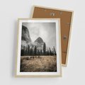 Plakat w ramie 50x70 - Mglisty Pejzaż Górski: Urok Niewidzialnośc - góry, krajobraz - rama drewno