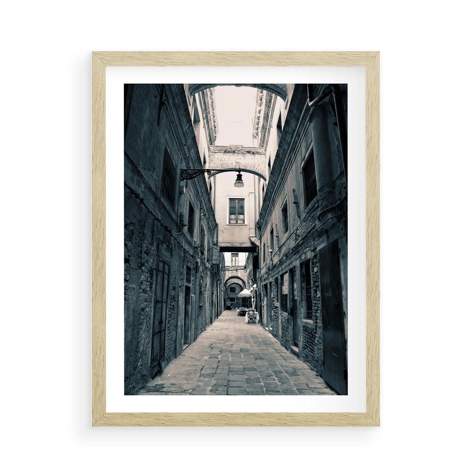 Plakat w ramie 50x70 - Odkryj tajemnice miasta - uliczka, perspektywa - rama drewno