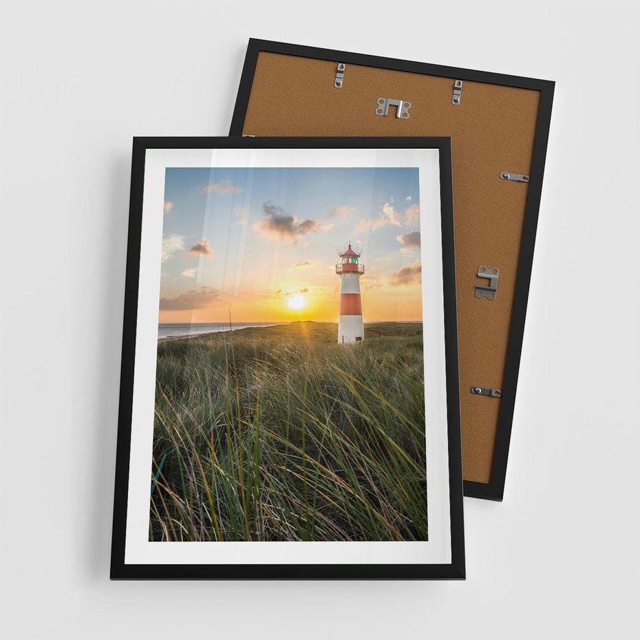 Plakat w ramie 50x70 - Magia latarni przy zachodzie - latarnia, zachód - rama czarna