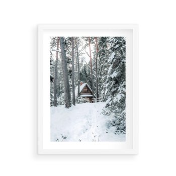 Plakat w ramie 30x40 - Spokój Zimowej Przygody w Lesie - domek w górach w lesie, zima - rama biała