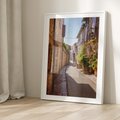 Plakat w ramie 50x70 - Uliczka Wakacyjnego Miasteczka - uliczka, wakacje - rama biała