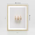 Plakat w ramie 40x50 - Delikatność w Bieli - białe ciateczka. makaroniki, minimalistyczne zdjęcie - rama drewno