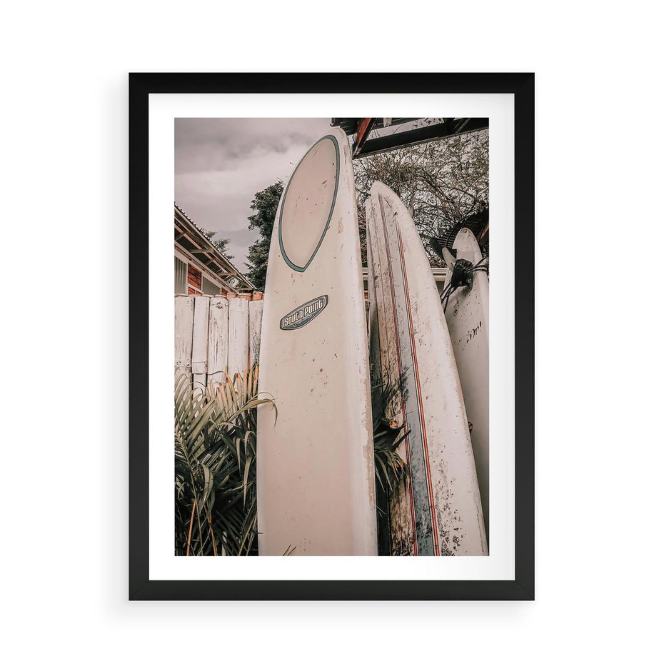 Plakat w ramie 50x70 - Deski Surfingowe czekają na Fale - deski surfingowe, stoją pod płotem - rama czarna