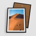 Plakat w ramie 50x70 - Piasek pustyni wędruje - pustynia, piasek - rama czarna