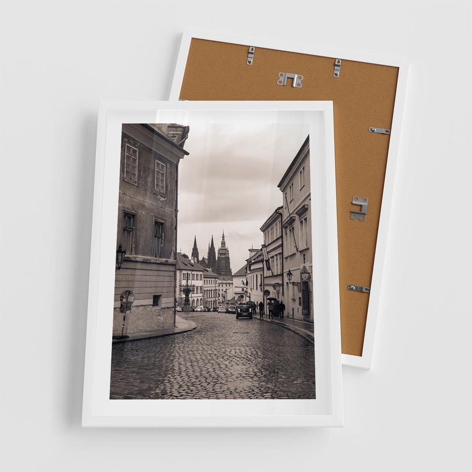 Plakat w ramie 50x70 - Przygoda Na Horyzoncie - uliczka, perspektywa - rama biała