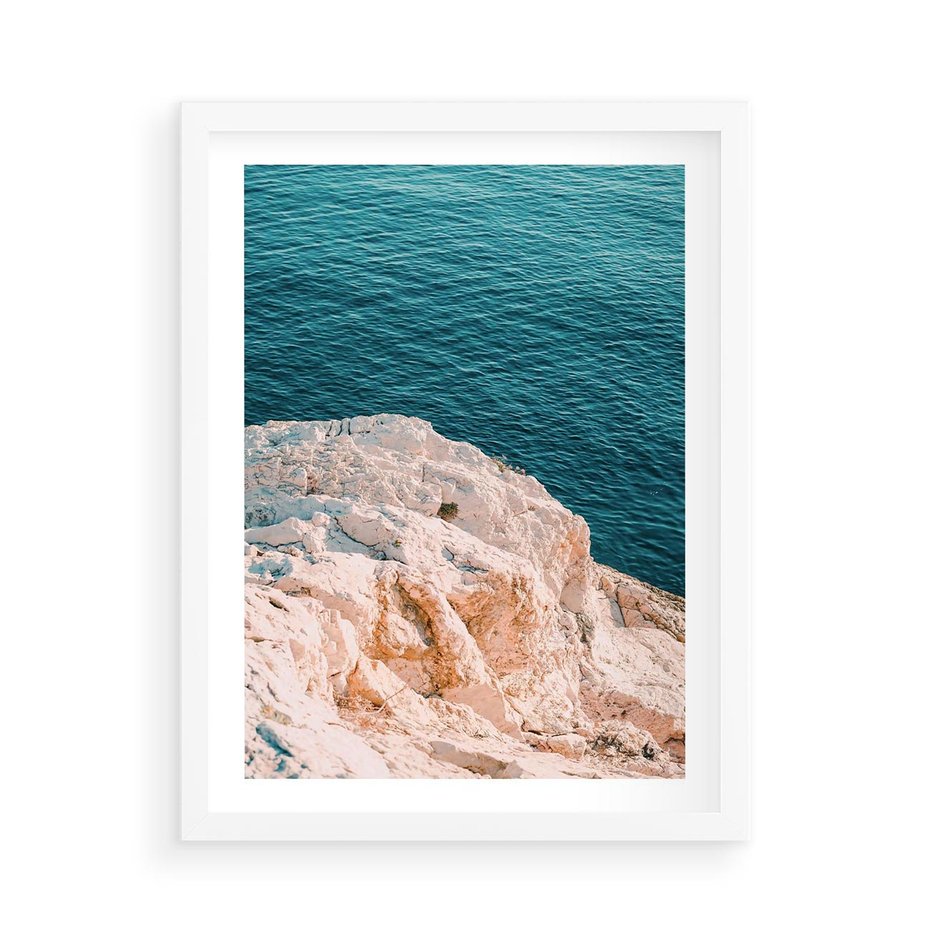 Plakat w ramie 50x70 - Klifowy Horyzont: Brzeg Morza - brzeg morza, klify - rama biała