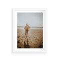 Plakat w ramie 30x40 - O Zachodzie Słońca - klimatyczna fotografia, postać biegnie po plaży - rama biała