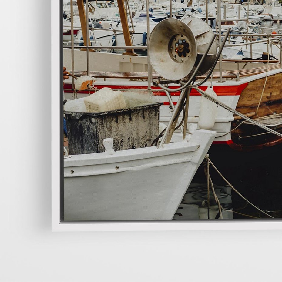 Obraz w ramie 50x50 - Malowniczy Krajobraz Morski - morze, łódki - rama biała