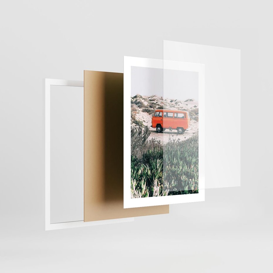 Plakat w ramie 30x40 - Podróże po Pustyni - stary samochód van, pomarańczowy - rama biała