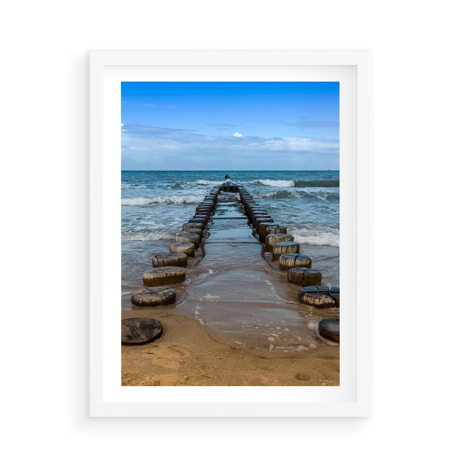 Plakat w ramie 50x70 - Falochron na brzegu morza - falochron, morze - rama biała