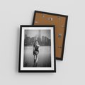 Plakat w ramie 30x40 - Kapiel w Mieście - czarno białe zdjęcie, kobieta wchodzi do wody - rama czarna