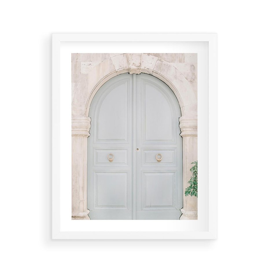 Plakat w ramie 40x50 - Błękitne Drzwi Kamienicy: Urok Historii - stare piękne drzwi do kamienicy, błękitne drzwi - rama biała
