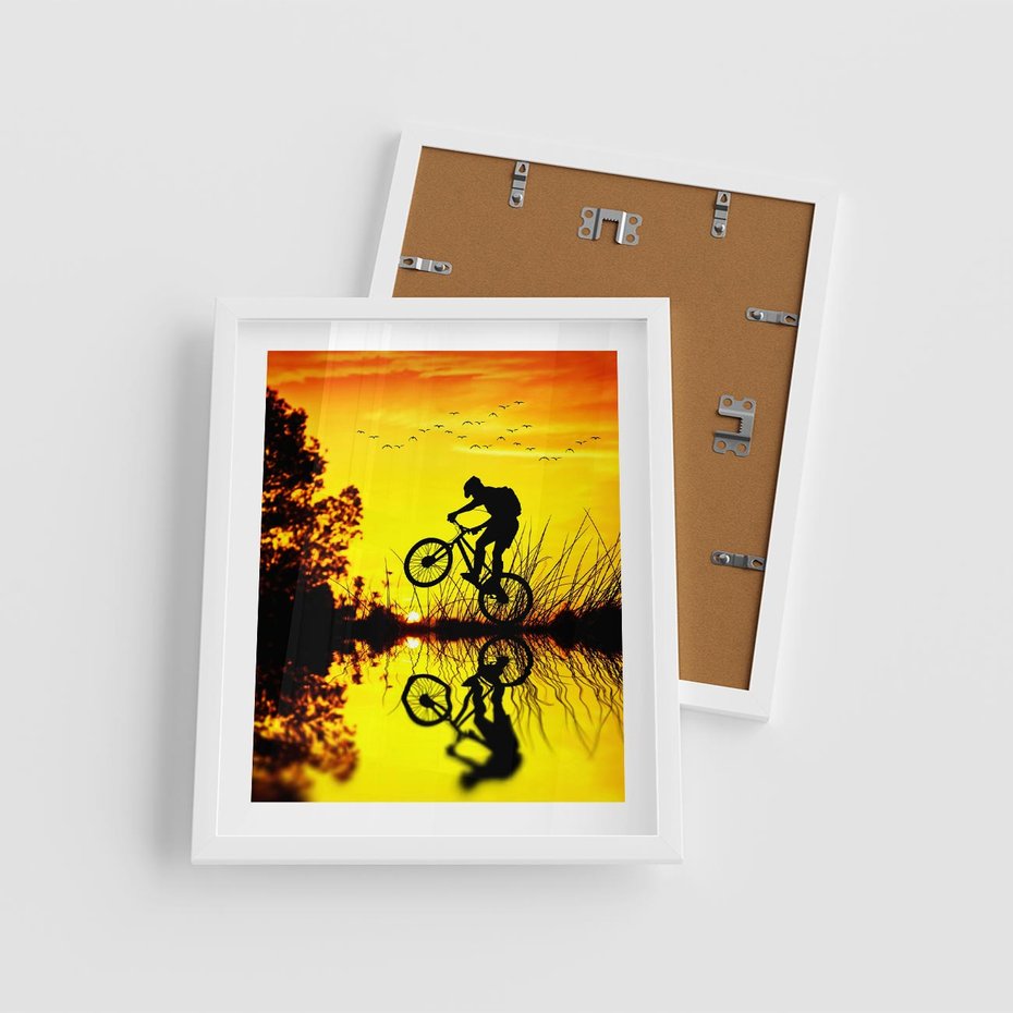 Plakat w ramie 40x50 - Rower przy zachodzie słońca - rower, zachód - rama biała