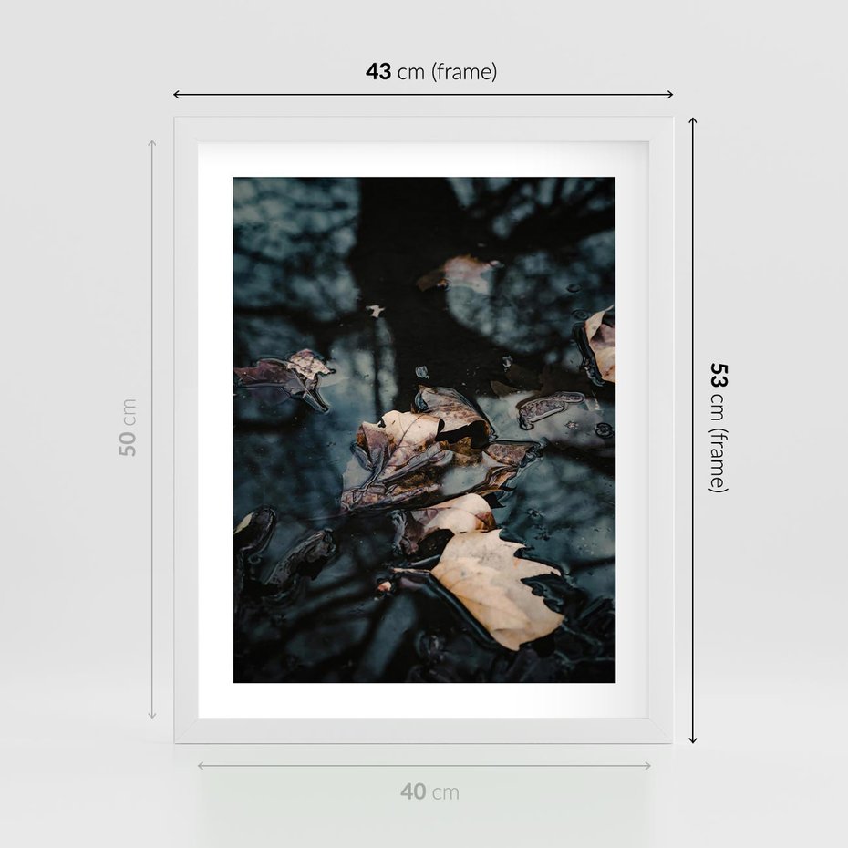 Plakat w ramie 40x50 - Jesienne Liście w Kałużach: Odbicie Natury - jesienne liście wkałuży, fotografia - rama biała