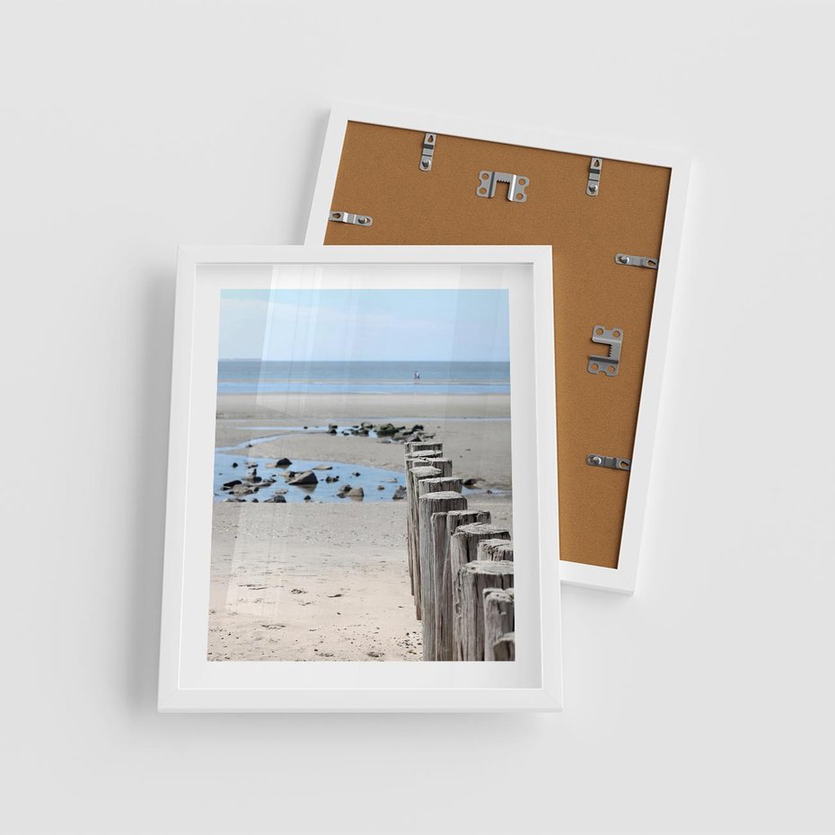 Plakat w ramie 40x50 - Fale na falochronie nad morzem - morze, falochron - rama biała