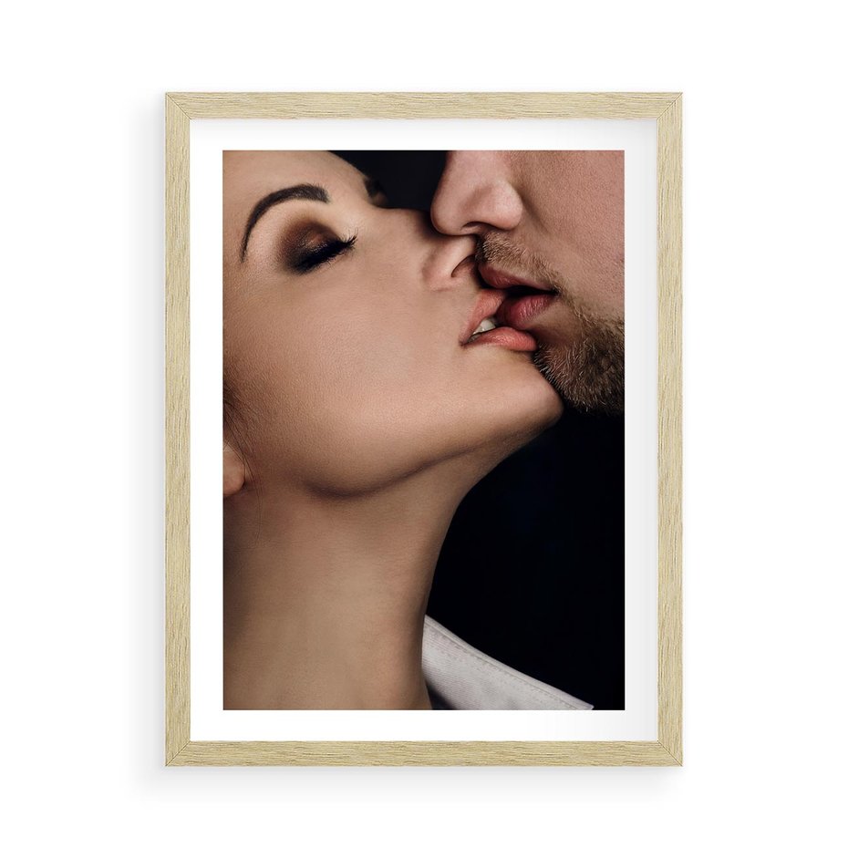 Plakat w ramie 50x70 - Miłosne Uczucia - kobieta, pocałunek - rama drewno