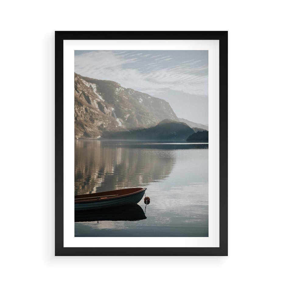 Plakat w ramie 50x70 - Refleksje Natury - morze, łódka - rama czarna
